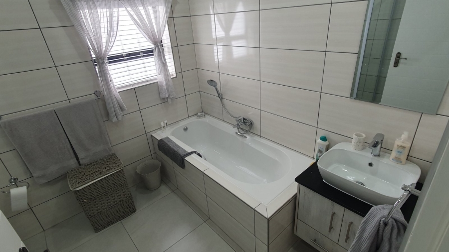 3 Bedroom Property for Sale in Dana Bay Western Cape
